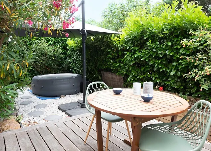Ideal Couple Jacuzzi Et Jolie Cour Interieure
